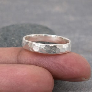 Handgemaakte gehamerde sterlingzilveren ring • Rustieke uniseks band