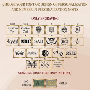 Op de afbeelding: Een overzicht met twintig genummerde graveeropties met diverse lettertypes, monogrammen en symbolen, plus twee stempelopties gelabeld No Color en Gold. De tekst luidt: CHOOSE YOUR FONT OR DESIGN OF PERSONALIZATION ADD NUMBER IN PERSONALIZATION NOTES.