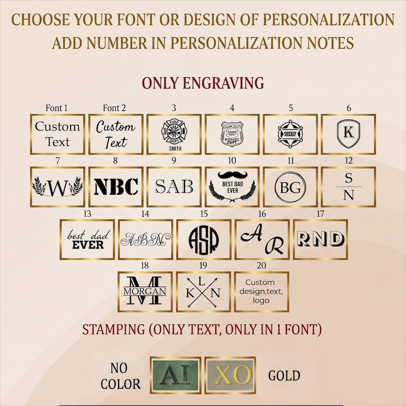 Op de afbeelding: Een overzicht met twintig genummerde graveeropties met diverse lettertypes, monogrammen en symbolen, plus twee stempelopties gelabeld No Color en Gold. De tekst luidt: CHOOSE YOUR FONT OR DESIGN OF PERSONALIZATION ADD NUMBER IN PERSONALIZATION NOTES.