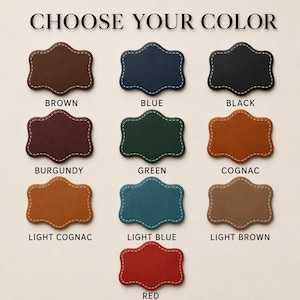 Op de afbeelding: Een kleurenkaart met de titel CHOOSE YOUR COLOR toont tien lederen labels met geschulpte randen in bruin, blauw, zwart, bordeaux, groen, cognac, licht cognac, lichtblauw, lichtbruin en rood, elk met witte stiksels en tekstlabels.