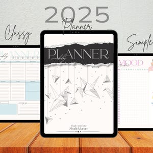 Könnte beinhalten: Drei digitale Planer auf Tablets. Der Text oben lautet "2025 Planner". Die Planer sind mit "Classy", "Weekly" und "Simple" beschriftet. Der "Classy" Planer hat ein Wochenlayout. Der "Weekly" Planer hat ein Design mit zerrissenem Papier. Der "Simple" Planer ist ein Mood-Tracker.