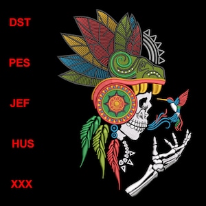 Puede incluir: Diseño bordado con una calavera que lleva un tocado colorido, un colibrí y una mano de esqueleto. El diseño incluye el texto "DST", "PES", "JEF", "HUS" y "XXX" sobre un fondo negro.