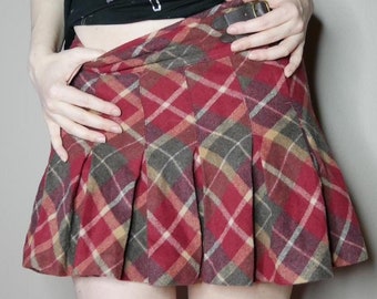 Y2k red and green plaid polo pleated mini skirt Sz 6 with faux leather straps