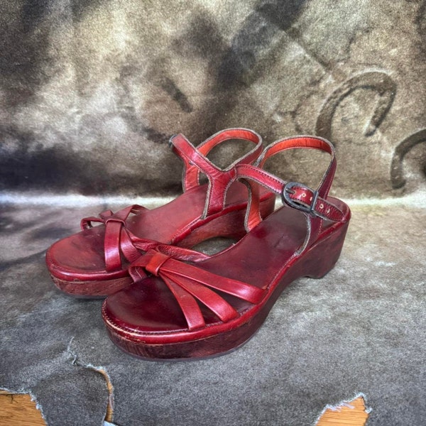 Sandales à plateforme en cuir rouge des années 70 par baretraps t 8