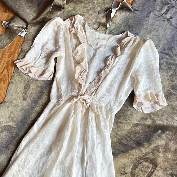 Vtg 30s 40s stunning cream satin wrap dress style robe with lace trim