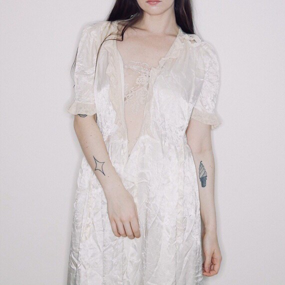 Lovely vtg 40s champagne satin robe