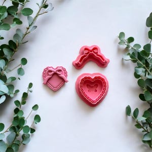 Può includere: Un set di tre tazze in ceramica con finitura opaca e macchiettata. Le tazze sono nei toni del crema, grigio chiaro e grigio scuro. Ogni tazza ha un design semplice e minimalista.