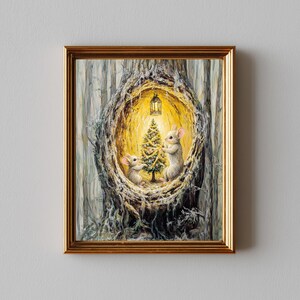 Może przedstawiać: Oprawiony obraz przedstawiający dwa myszy dekorujące choinkę wewnątrz dziupli. Scena oświetlona jest ciepłym, złotym światłem wiszącej latarni. Rama jest złota, a tło przedstawia las.