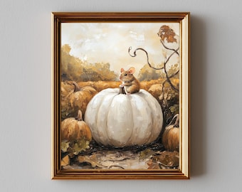 Op de afbeelding: Een ingelijst schilderij toont een muis die op een grote witte pompoen in een pompoenveld zit. Het kunstwerk gebruikt warme kleuren van bruin, oranje en geel en is gevat in een gouden lijst. De scène creëert een gezellig herfstoogstthema.