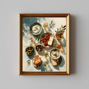 Könnte beinhalten: Ein gerahmter Druck eines mediterranen Festmahls. Das Bild zeigt verschiedene kleine Schalen mit Oliven, Tomaten, Käse und Dips. Gläser mit Wein und Brotscheiben sind ebenfalls zu sehen, wodurch eine Stilllebenkomposition entsteht.