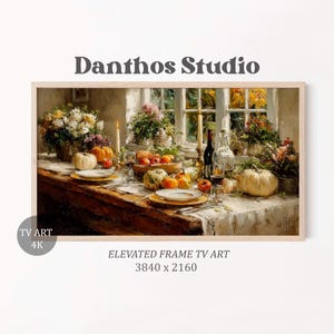 Puede incluir: Pintura enmarcada de una mesa de comedor preparada para una comida. La mesa está adornada con calabazas, fruta, flores y vino. El texto "Danthos Studio" está en la parte superior. Las palabras "ELEVATED FRAME TV ART" y las dimensiones están en la parte inferior.