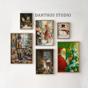 Puede incluir: Una colección de impresiones artísticas enmarcadas con temática navideña. Las impresiones presentan un muñeco de nieve, Papá Noel, un cascanueces, un ciervo y otros personajes festivos. El texto "DANTHOS STUDIO" se muestra en la parte superior.