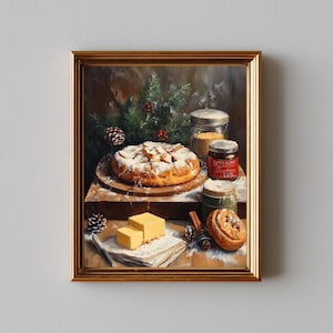 Puede incluir: Pintura enmarcada de naturaleza muerta con una disposición festiva. Un pastel redondo espolvoreado con azúcar glas está sobre una tabla de madera. Frascos de especias y conservas, mantequilla, un rollo de canela y piñas completan la escena. Paleta de colores cálidos.