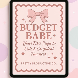 Puede incluir: Una tableta digital muestra un gráfico rosa con el texto "BUDGET BABE" y "Your First Steps to Cute & Confident Finances". Un lazo rosa y corazones decoran el diseño. La tableta está sobre un fondo rosa claro.