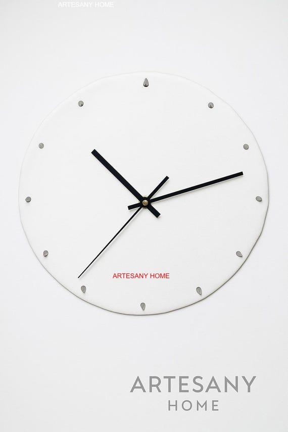 Reloj de pared artesanal de cuero blanco con tachuelas metálicas | Diseño moderno y minimalista | Decoración única hecha a mano en España