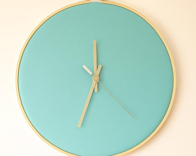 Featured listing image: Reloj de pared artesanal de cuero sintético ARTESANY HOME | Decoración minimalista, moderna e industrial | Personalizable y hecho a mano.
