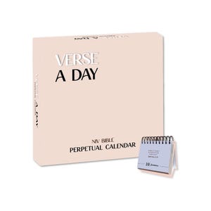 Könnte beinhalten: Ein hellrosa NIV-Bibel-Perpetualkalender mit dem Text "Verse A Day" in Schwarz und Weiß. Neben der größeren Box wird ein kleiner, spiralgebundener Kalender angezeigt, der das Datum "10. Januar" anzeigt.