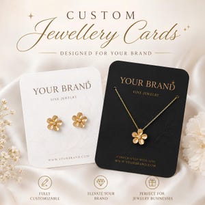 Może przedstawiać: Personalizowane karty do biżuterii z napisem CUSTOM Jewellery Cards DESIGNED FOR YOUR BRAND. Biała karta prezentuje złote kolczyki w kształcie kwiatów, a czarna złoty naszyjnik z kwiatem. Obie karty zawierają napis YOUR BRAND FINE JEWELRY.