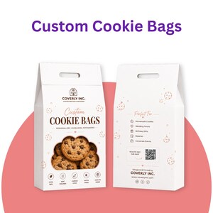 Puede incluir: Dos bolsas de papel blanco para galletas con asas troqueladas. La bolsa izquierda tiene una ventana en forma de nube que muestra galletas con chispas de chocolate, el texto Custom Cookie Bags e iconos de seguridad alimentaria y acabado mate.
