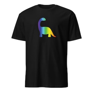 Op de afbeelding: Zwart T-shirt met een regenboogkleurige dinosaurusafbeelding. De dinosaurusillustratie heeft een lange nek en staart, met kleuren die overgaan van blauw naar rood. Het T-shirt is gemaakt van zacht materiaal.