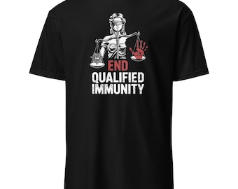 Op de afbeelding: Zwart T-shirt met een afbeelding van Vrouwe Justitia met een weegschaal en een rode handafdruk. De tekst "END QUALIFIED IMMUNITY" is in het wit gedrukt. Het shirt is gemaakt van zacht materiaal. Klassiek T-shirt met ronde hals.