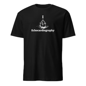 Könnte beinhalten: Schwarzes T-Shirt mit dem weißen Text "I Echokardiographie". Das Shirt zeigt ein Graustufenbild eines Herz-Scans. Das Design ist mittig auf der Vorderseite des Shirts platziert.