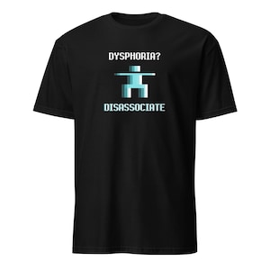 Puede incluir: Camiseta negra con el texto "DYSPHORIA?" encima de una figura pixelada y la palabra "DISSOCIATE" debajo. La figura es de color azul claro.