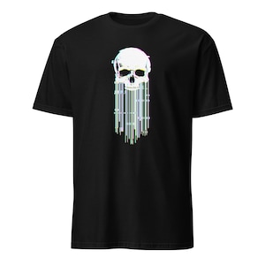 Puede incluir: Camiseta negra con un gráfico de calavera blanca con efecto glitch. El diseño de la calavera tiene una apariencia de distorsión digital con líneas verticales en varios colores. La camiseta es de estilo cuello redondo clásico.