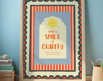 Puede incluir: Una impresión artística enmarcada con el texto "Even a smile is charity" en naranja, con una ilustración de un sol. El marco tiene un acabado de madera clara y un borde decorativo. La impresión se muestra en una habitación con una pared azul.