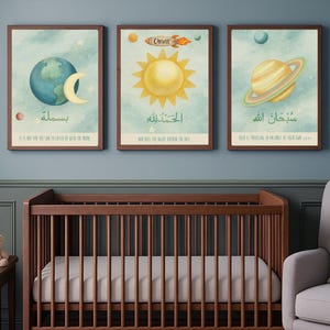 Könnte beinhalten: Drei gerahmte Aquarelldrucke mit Himmelsmotiven hängen über einem Holzbettchen. Die Drucke zeigen einen Planeten, die Sonne und Saturn, jeweils mit arabischem Text und englischen Sätzen. Die Farbpalette umfasst Blau-, Grün- und Brauntöne.