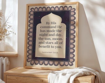 Può includere: Stampa incorniciata con sfondo beige e bordo decorativo. La stampa presenta una citazione in una forma ad arco stilizzata, con il testo "Per Suo comando Egli ha fatto la notte e il giorno, il sole, la luna e le stelle, tutti a vostro beneficio."