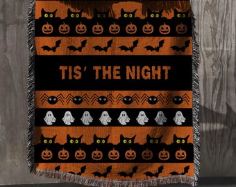 ハロウィンスローブランケット – 「Tis’ The Night」織りブランケット（猫、幽霊、カボチャ） | 不気味な秋のホームデコレーション | ゴシック調の心地よいソファ用スロー