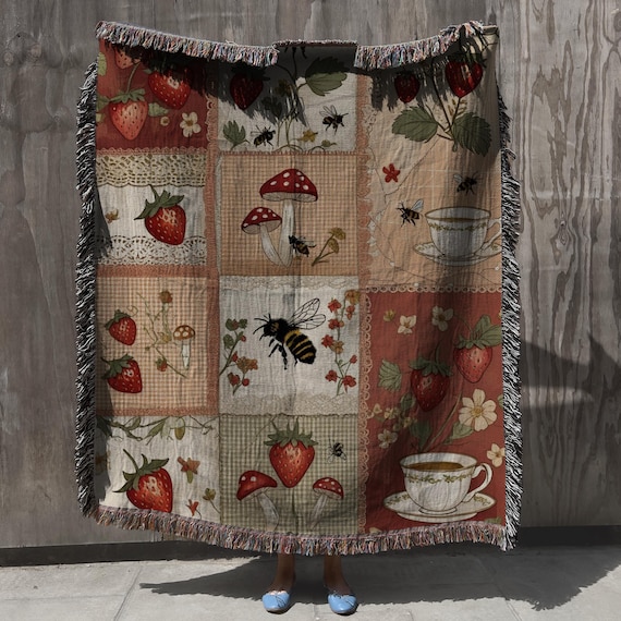 Cottagecore Strawberry & Bee Woven Throw Blanket – Vintage Patchwork Mushroom Blanket, Cozy Tea Time Tapestry, Farmhouse Kitchen Decor Gift