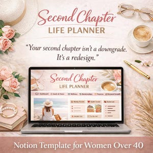 Può includere: Un laptop mostra un modello Notion "Second Chapter Life Planner". L'immagine include un cappello, occhiali, caffè, penna e fiori. Il testo recita "Your second chapter isn't a downgrade. It's a redesign." e "Notion Template for Women Over 40."