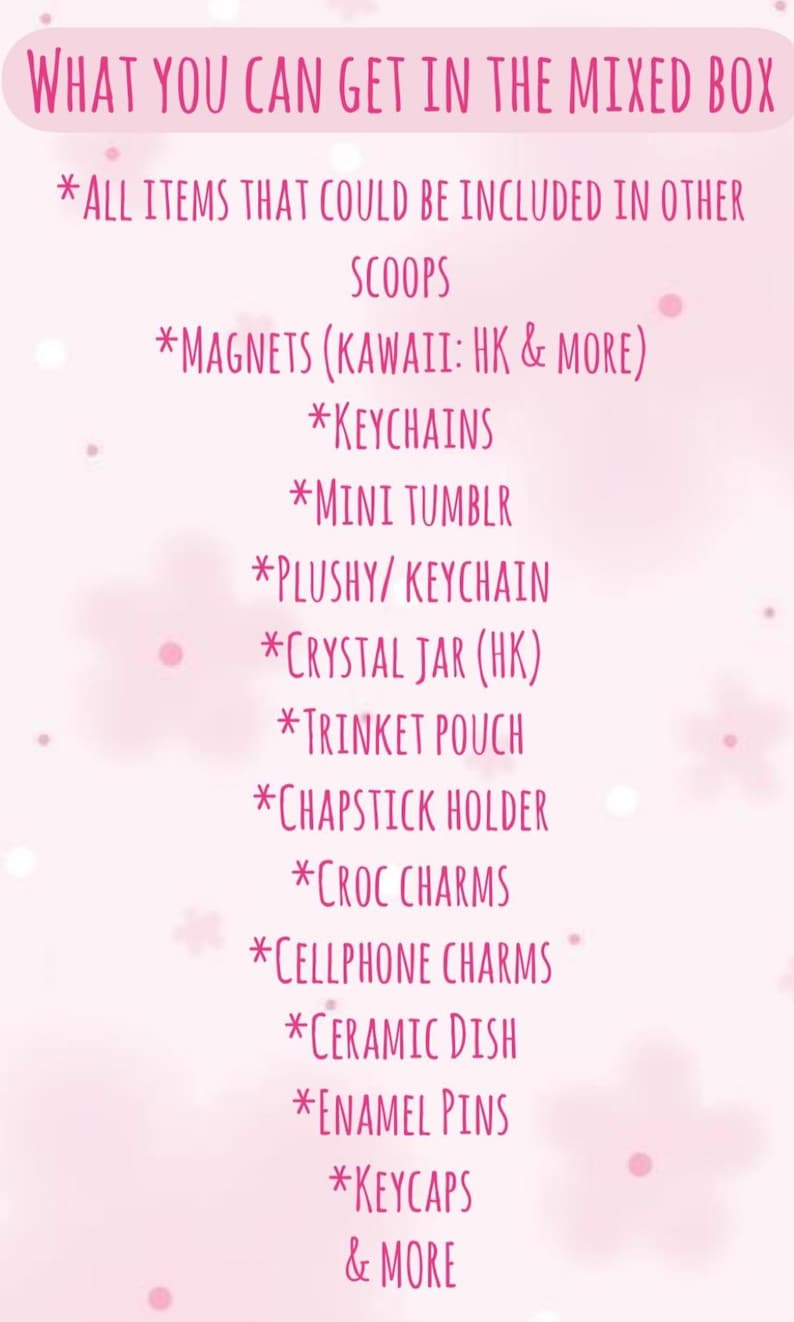 Op de afbeelding: Roze afbeelding met een lijst van items in een gemengde doos. De lijst bevat magneten, sleutelhangers, mini-bekers, pluche sleutelhangers, kristallen potten, sieraden tasjes, lippenstifthouders, croc bedels, telefoon bedels, keramische schalen, emaille pins en keycaps.