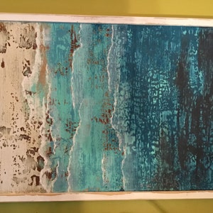 K&ouml;nnte beinhalten: Ein gerahmtes abstraktes Gem&auml;lde, das eine Meereslandschaft mit wei&szlig;en, blauen und gr&uuml;nen Farbt&ouml;nen darstellt. Das Gem&auml;lde hat eine strukturierte Oberfl&auml;che und scheint auf Holz gemalt zu sein.
