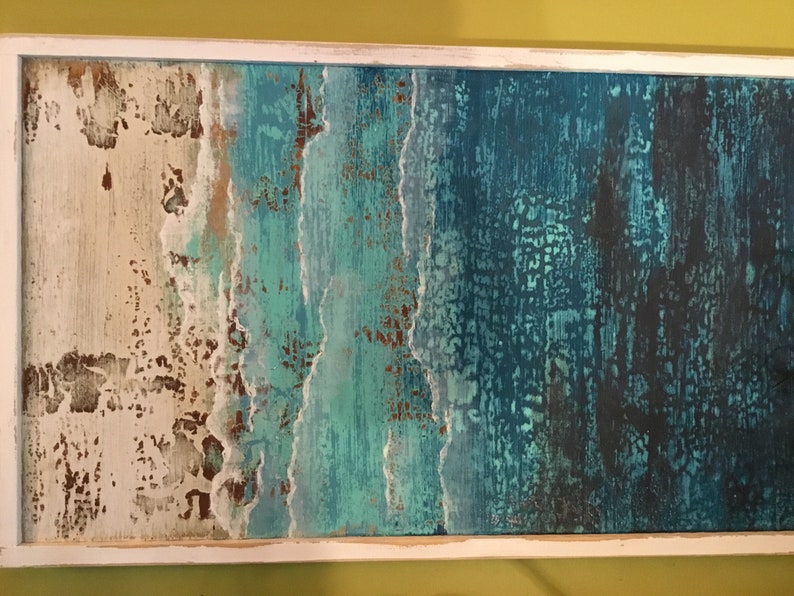 K&ouml;nnte beinhalten: Ein gerahmtes abstraktes Gem&auml;lde, das eine Meereslandschaft mit wei&szlig;en, blauen und gr&uuml;nen Farbt&ouml;nen darstellt. Das Gem&auml;lde hat eine strukturierte Oberfl&auml;che und scheint auf Holz gemalt zu sein.
