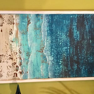 K&ouml;nnte beinhalten: Ein gerahmtes abstraktes Gem&auml;lde mit einer strukturierten Oberfl&auml;che. Das Gem&auml;lde zeigt einen Farbverlauf, der unten mit einem hellen Beige beginnt, in der Mitte in ein T&uuml;rkisblau &uuml;bergeht und oben in einem Dunkelblau endet.