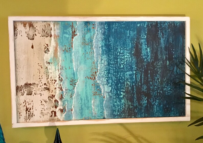 K&ouml;nnte beinhalten: Ein gerahmtes abstraktes Gem&auml;lde mit einer strukturierten Oberfl&auml;che. Das Gem&auml;lde zeigt einen Farbverlauf, der unten mit einem hellen Beige beginnt, in der Mitte in ein T&uuml;rkisblau &uuml;bergeht und oben in einem Dunkelblau endet.