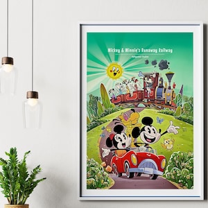 Op de afbeelding: Een ingelijste poster met een cartoon illustratie van Mickey en Minnie Mouse in een rode auto, met een trein op de achtergrond. De poster heeft de tekst "Mickey & Minnie's Runaway Railway". De illustratie is kleurrijk en levendig.