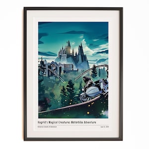 Puede incluir: Lámina artística enmarcada que representa un paisaje de fantasía con un castillo, una montaña rusa y una moto. La impresión incluye el texto "Hagrid's Magical Creatures Motorbike Adventure" y "Universal Islands of Adventure."