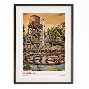 Könnte beinhalten: Gerahmter Kunstdruck der Colorado Adventure-Fahrt in Fantasyland. Die Illustration zeigt einen hölzernen Wasserturm, Wasserräder und einen fließenden Fluss, vor dem Hintergrund von Bäumen und einem Sonnenuntergangshimmel. Der Druck ist in einem schwarzen Rahmen.