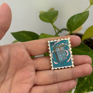 Doctor Who Police Box Enamel Pin – Stamp Style TARDIS Collector Pin, Geek Gift, Sci-Fi Fan Accessory