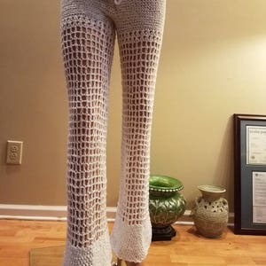 Weiße Häkelhose aus Baumwolle.