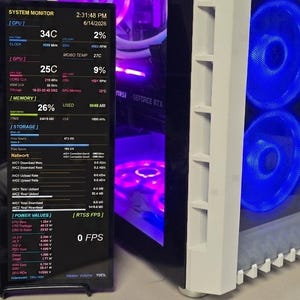 Pode incluir: Uma torre de computador branca com um painel lateral de vidro que revela componentes internos iluminados por luzes LED azuis e roxas. Um monitor de sistema vertical exibe estatísticas de hardware em tempo real.