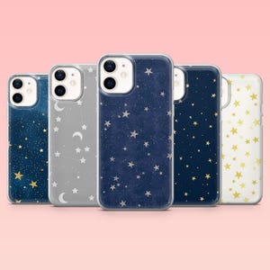 Puede incluir: Cinco fundas para teléfono con diseños celestiales. Las fundas presentan patrones de constelaciones, estrellas y lunas, en tonos de azul, gris y dorado. Las fundas están diseñadas para un teléfono inteligente.