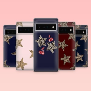 Puede incluir: Una colección de fundas para teléfonos en varios colores, incluyendo azul marino, rosa y burdeos. Cada funda presenta un diseño único con estrellas y cerezas con estampado de leopardo. Las fundas están diseñadas para un modelo de teléfono específico.