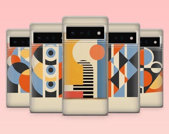 Op de afbeelding: Vijf telefoonhoesjes met abstracte geometrische ontwerpen in oranje, blauw, zwart en crème kleuren. De hoesjes hebben een helder, beschermend ontwerp en een camera-uitsparing. De achtergrond is effen lichtroze.