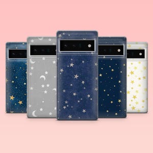 Puede incluir: Cinco fundas para teléfono con diseños celestiales. Las fundas presentan una variedad de colores, incluyendo azul marino, gris y blanco, con patrones de estrellas y lunas doradas y blancas. Cada funda tiene un recorte transparente para la cámara.