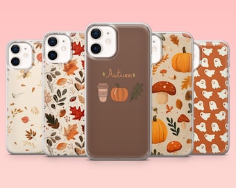 Puede incluir: Una colección de fundas para teléfonos con diseños de otoño. Las fundas presentan ilustraciones de calabazas, hojas, setas y fantasmas. Una funda tiene la palabra "Autumn" y una ilustración de taza de café y calabaza.